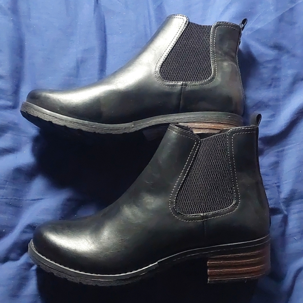 Size 10W Eastland Chelsea Boots